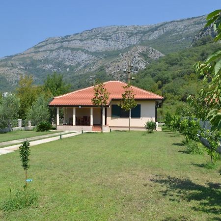 Guest House Radulovic Petrovac Buitenkant foto