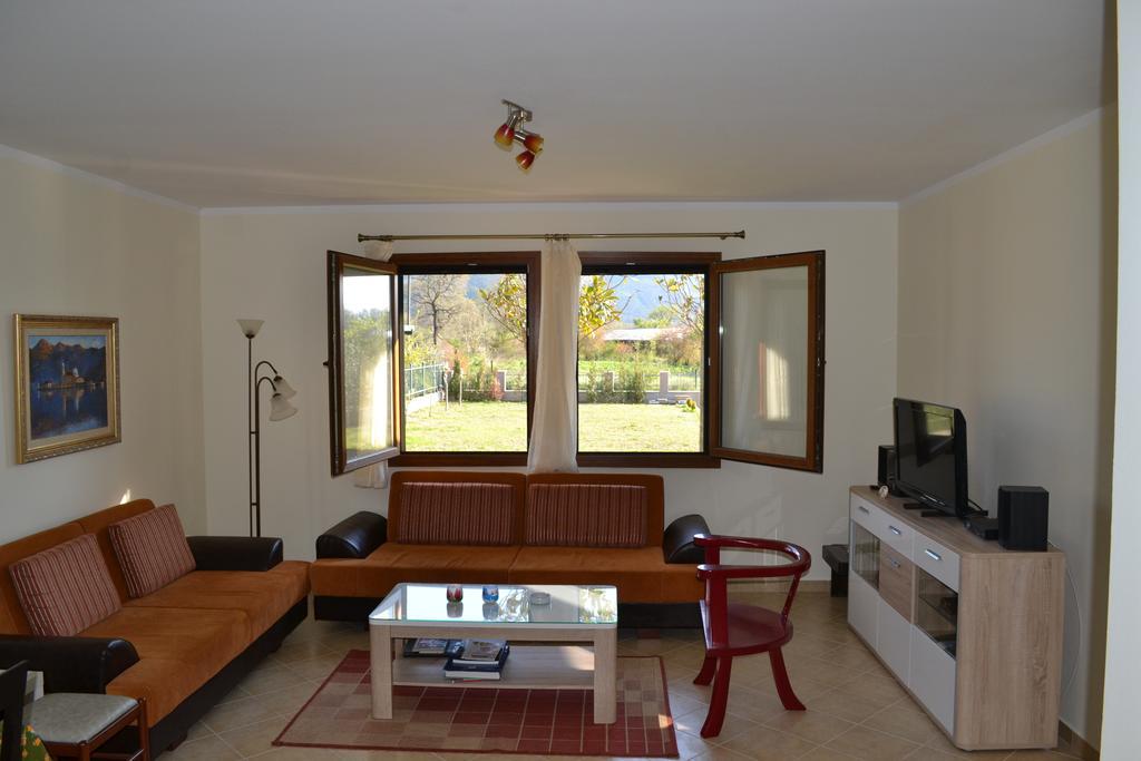 Guest House Radulovic Petrovac Buitenkant foto