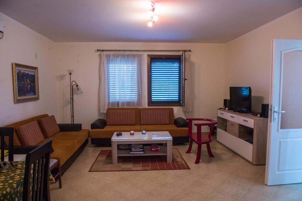 Guest House Radulovic Petrovac Buitenkant foto