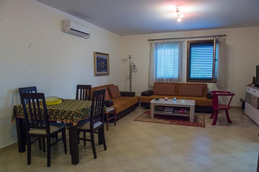 Guest House Radulovic Petrovac Buitenkant foto