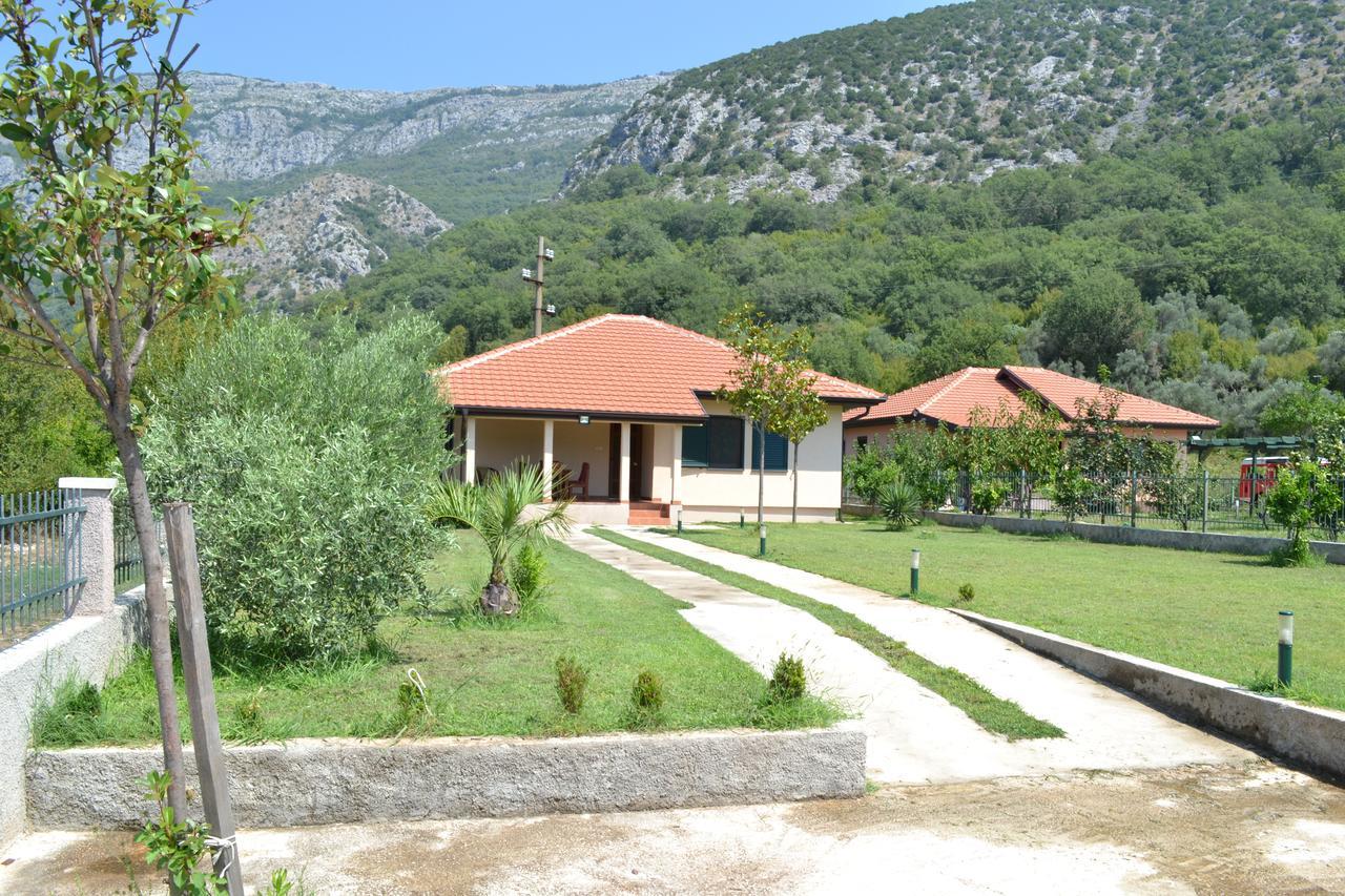 Guest House Radulovic Petrovac Buitenkant foto